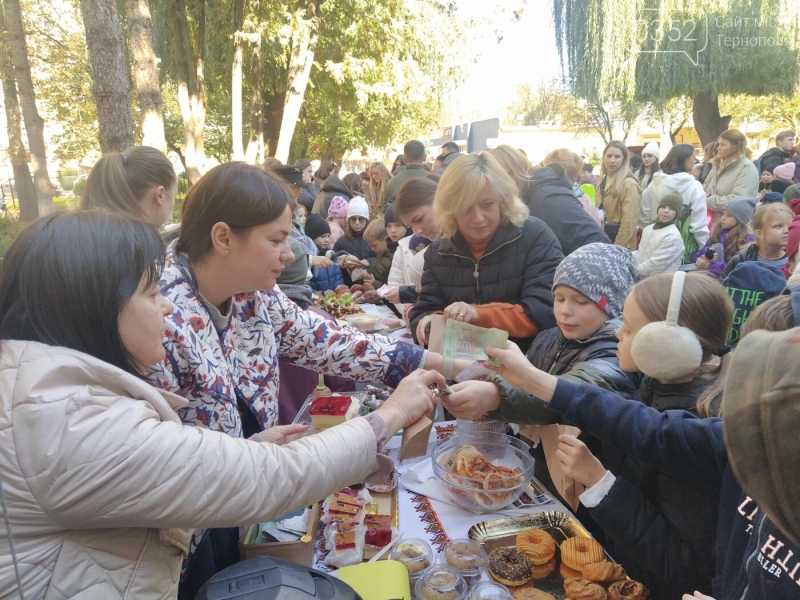 Тернопільська початкова школа зібрала понад 80 000 гривень  для ЗСУ на благодійному ярмарку (ФОТО)