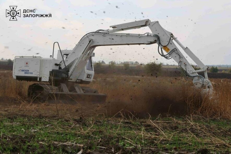 Запорізькі рятувальники показали, як працює нова машина для розмінування, - ФОТО, ВІДЕО