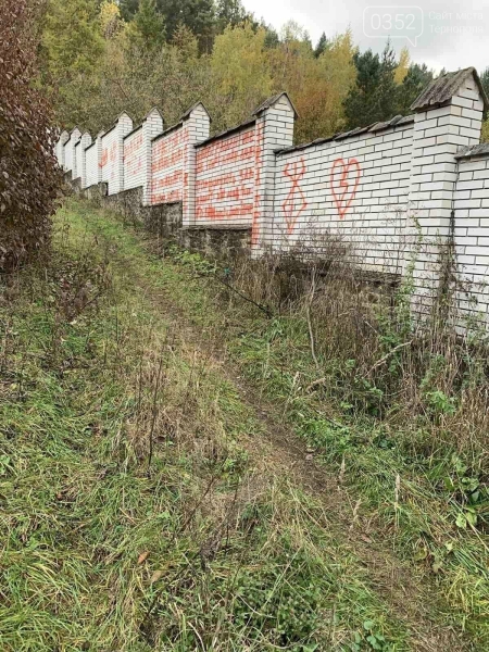 На Тернопільщині відомий громадський активіст пропонує чималу винагороду за пошук вандалів (ФОТО)