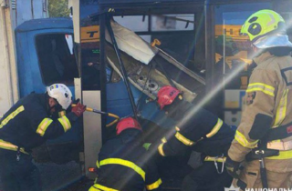 ДТП за участі вантажівки та маршрутки: стало відомо про загиблу (фото)