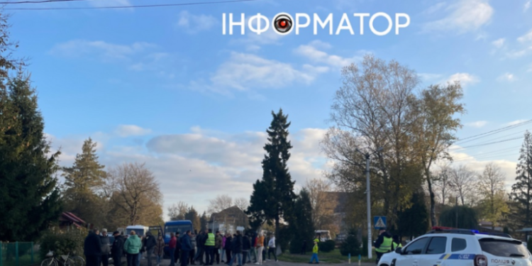 Остання капля: у одному з населених пунктів на Франківщині люди перекрили дорогу, вимагаючи її ремонту (ВІДЕО)
