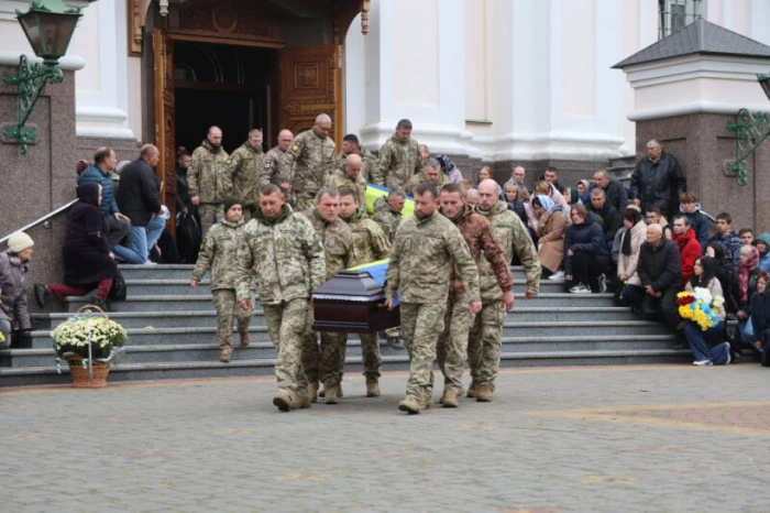 У соборі стояло три труни: Луцьк віддав останню шану своїм захисникам