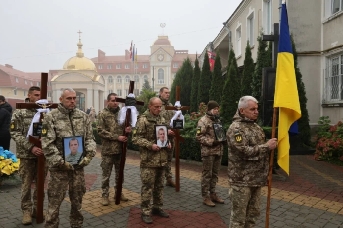 У соборі стояло три труни: Луцьк віддав останню шану своїм захисникам