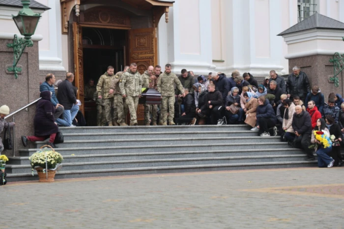 У соборі стояло три труни: Луцьк віддав останню шану своїм захисникам