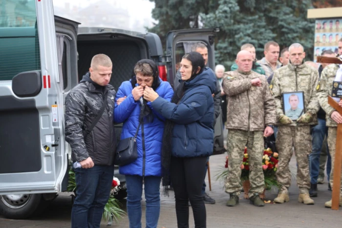 У соборі стояло три труни: Луцьк віддав останню шану своїм захисникам