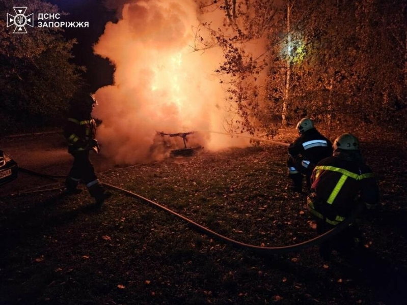 У Запоріжжі рятувальники гасили займання двох авто