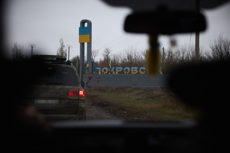 Зеленський приїхав у Покровськ та нагородив воїнів, які захищають місто, - ФОТО