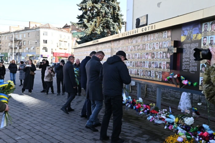 1000 днів повномасштабної війни: до портретів загиблих захисників у центрі Луцька поклали квіти