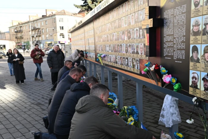 1000 днів повномасштабної війни: до портретів загиблих захисників у центрі Луцька поклали квіти