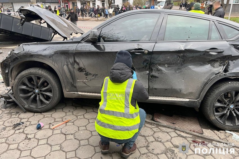 Смертельна аварія в Хмельницькому: п’яний водій в’їхав у зупинку громадського транспорту