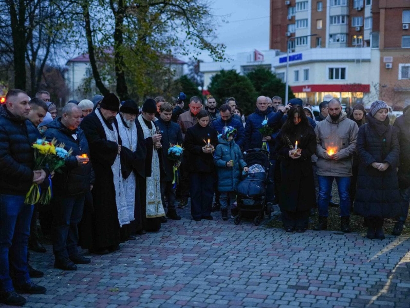 91 роковини геноциду-голодомору: у Полтаві показали документальні відео та провели акцію «Запали свічку пам’яті, борись за Україну, підтримуй воїнів!»