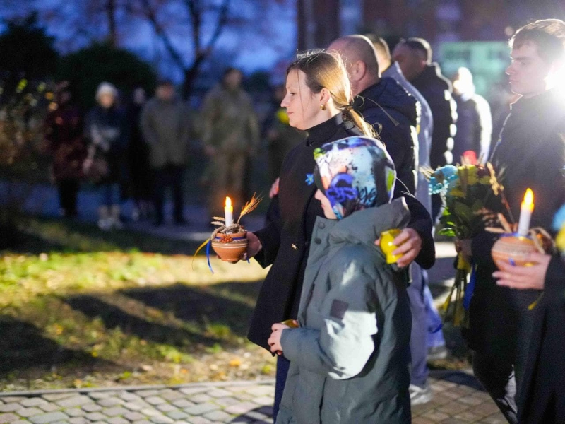 91 роковини геноциду-голодомору: у Полтаві показали документальні відео та провели акцію «Запали свічку пам’яті, борись за Україну, підтримуй воїнів!»