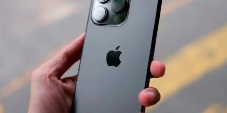 Збій в роботі iphone: змінює геолокацію і переводить на московський час