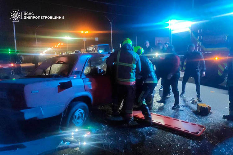 Біля Дніпра надзвичайники деблокували травмованого водія з пошкодженого у ДТП авто