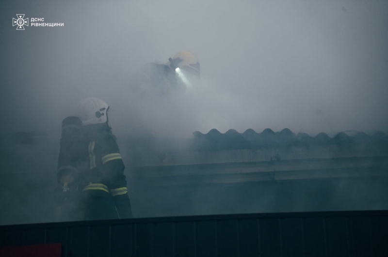 Магазини у Сарнах горіли всю ніч (ФОТО/ВІДЕО)