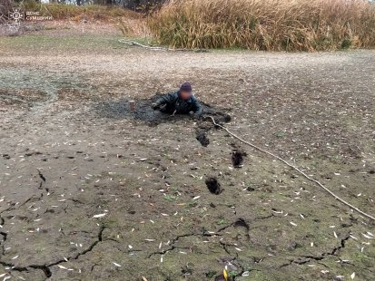 На Лебединщині рятувальники допомогли чоловіку, який застряг у мулі посеред ставка