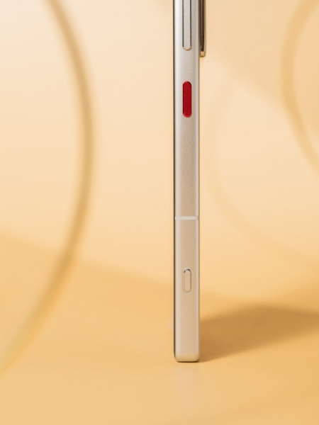 Представлений смартфон Nubia Z70 Ultra з Snapdragon 8 Elite, підекранною камерою та ціною від $635