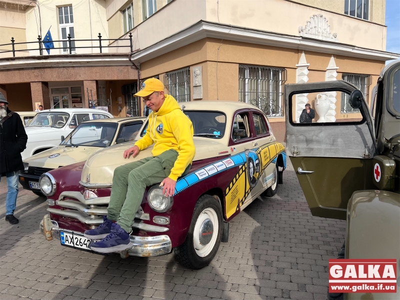 Ретроавтівки та солодощі: під франківською Ратушею збирають на реабцентр “Франко-Ґражда”(ФОТО)