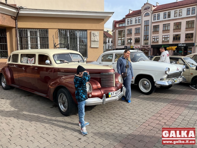 Ретроавтівки та солодощі: під франківською Ратушею збирають на реабцентр “Франко-Ґражда”(ФОТО)