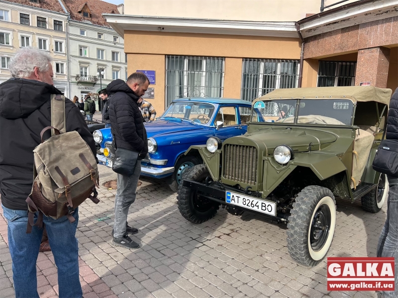 Ретроавтівки та солодощі: під франківською Ратушею збирають на реабцентр “Франко-Ґражда”(ФОТО)