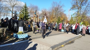 Сотні людей на Рівненщині прийшли попрощатися з командиром (ФОТО)