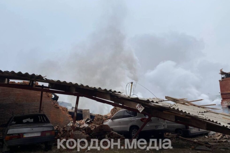 У Сумах внаслідок влучання зруйноване приміщення СТО, пошкоджено багато автівок