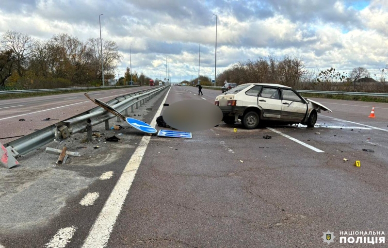 Загинув водій, який на швидкості врізався у відбійник на Рівненщині (ФОТО)