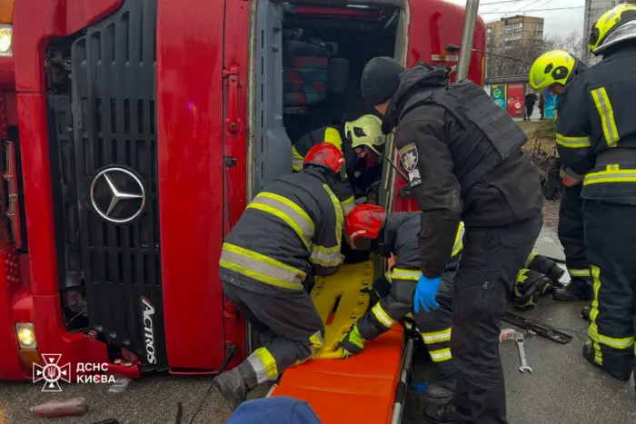 У Голосіївському районі Києва перекинулася вантажівка