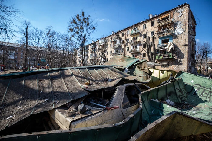 На Київщині уламки російських дронів та ракет пошкодили приватні будинки