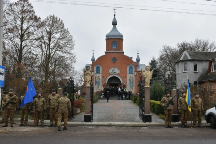 Луцька громада попрощалася зі своїм захисником Романом Завірюхою