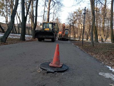 Ремонт доріжок у парку Чернівців затягнувся через сніг - фото