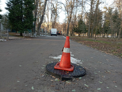 Ремонт доріжок у парку Чернівців затягнувся через сніг - фото