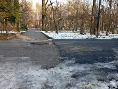 Ремонт доріжок у парку Чернівців затягнувся через сніг - фото