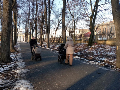 Ремонт доріжок у парку Чернівців затягнувся через сніг - фото