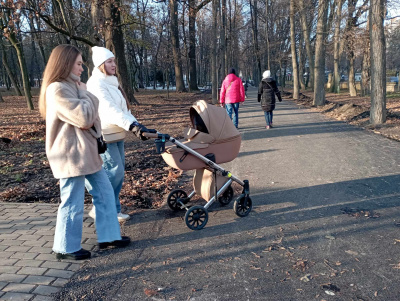 Ремонт доріжок у парку Чернівців затягнувся через сніг - фото