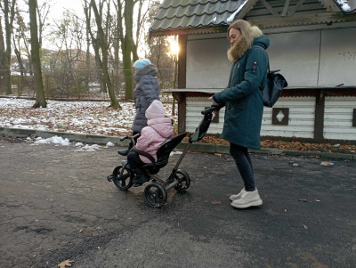 Ремонт доріжок у парку Чернівців затягнувся через сніг - фото