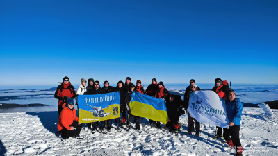 Троє захисників з Буковини піднялися на крижану Говерлу: вони пересуваються на протезах