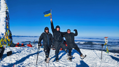 Троє захисників з Буковини піднялися на крижану Говерлу: вони пересуваються на протезах