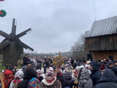 У Чернівцях встановили світовий рекорд з  наймасовішого виконання колядки - фото