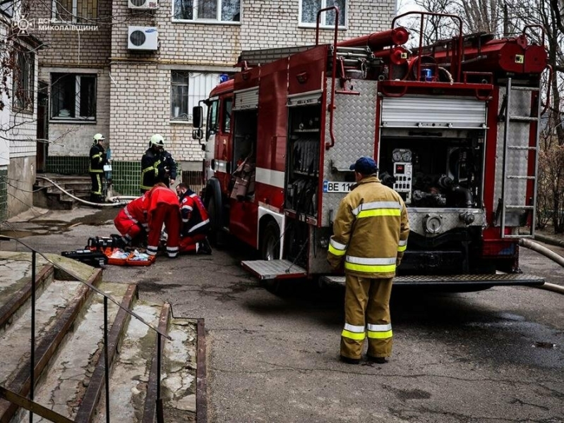 У Миколаївській сталась пожежа в багатоповерхівці: загинула жінка, - ФОТО, ВІДЕО