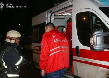 У Хмельницькому рятувальники врятували дітей під час пожежі в багатоповерхівці