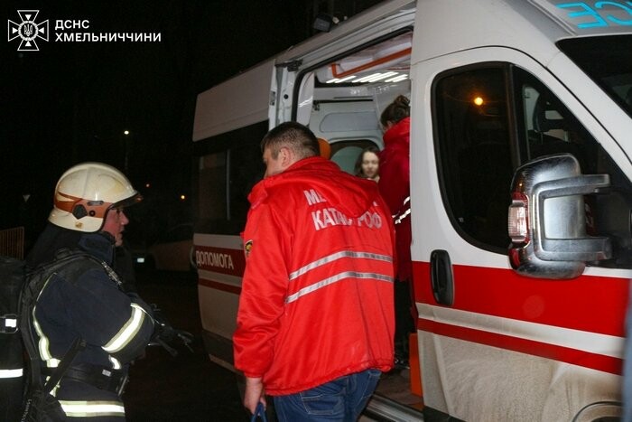 У Хмельницькому рятувальники врятували дітей під час пожежі в багатоповерхівці