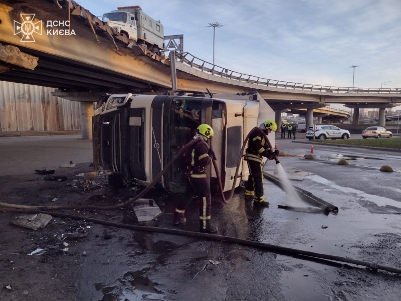 Рятувальники деблокували водія з вантажівки, яка злетіла з Південного мосту