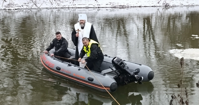 Освячували воду та збирали гроші для військових: як відсвяткували Водохреще у Луцьку