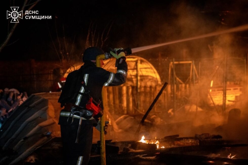 Сумські рятувальники гасили дві пожежі після влучань “шахедів”