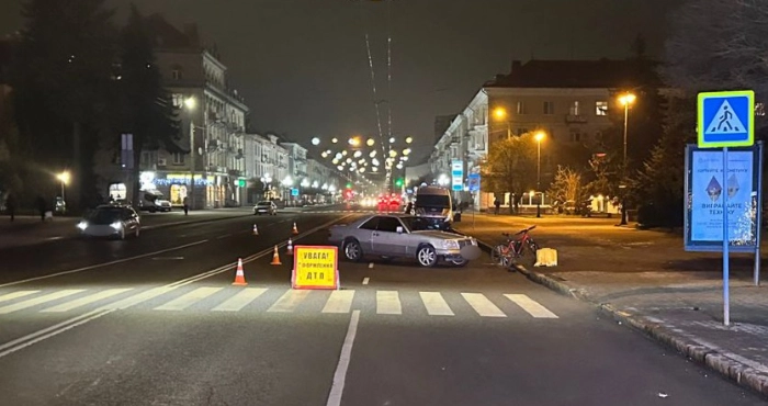 У центрі Луцька водій Mercedes збив велосипедиста