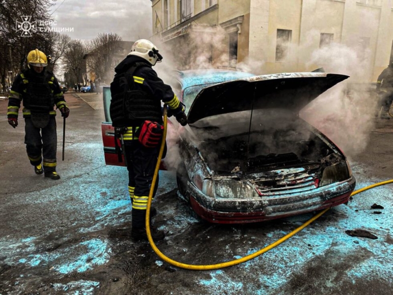 У Глухові рятувальники ліквідували загоряння автомобіля (ВІДЕО)