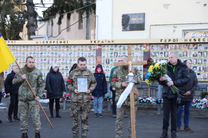 У Луцьку в останню дорогу провели двох захисників