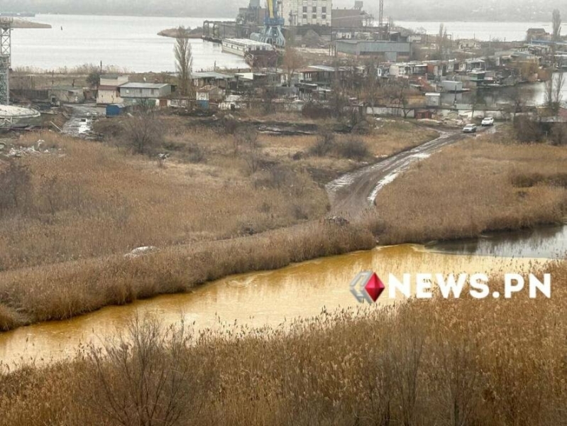 У Миколаєві, через пошкодження резервуару уламками БпЛА, стався витік олії, яка потрапила в Південний Буг